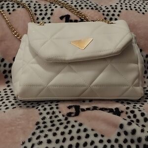 Elegant White Quilted Handbag with Gold Chain